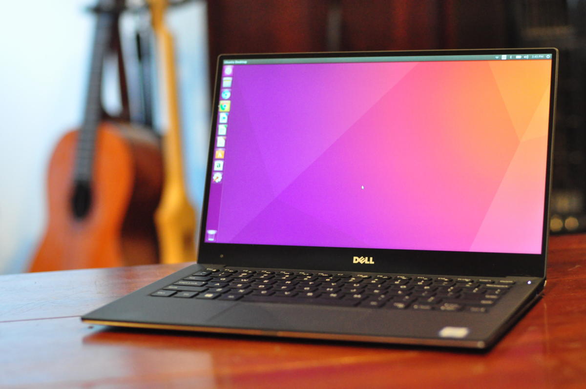 Edição de desenvolvedor XPS 13 Plus – um novo visual radical A edição de desenvolvedor do Dell XPS 13 Plus é duas vezes mais poderosa que a geração anterior do XPS 13 e apresenta uma grande reformulação visual. A estética geral do XPS 13 Plus é um visual simplificado e futurista com um teclado de ponta a ponta, uma fileira de funções de LED e nenhum touchpad visível (o touchpad está embutido em um único pedaço de vidro que atravessa todo o descanso de pulso). Além do Ubuntu 22.04 LTS, a edição do desenvolvedor vem com Processador Intel® Core™ i7 de 12ª geração Até 32 GB de memória e 2 TB de armazenamento Uma tela de 13,4 polegadas, FHD+, 3,5k OLED ou 4K+ Intel® Killer™ Wi-Fi 6E 1675 (AX211) 2x2 + placa sem fio Bluetooth 5.2