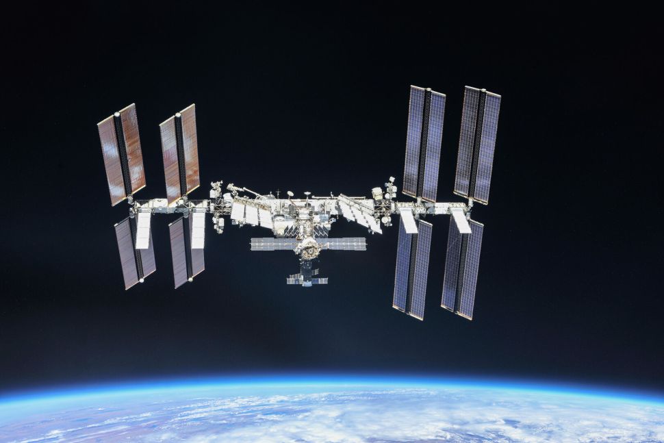 Um computador da Estação Espacial Internacional recebe 'cirurgia de coração aberto'