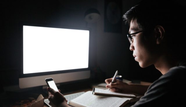 Modo noturno nos dispositivos piora seu ciclo de sono, afirma novo estudo