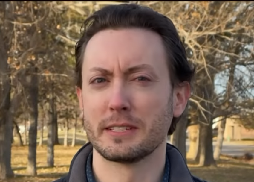 Esse cara implantou cirurgicamente uma chave Tesla (e outros chips) na mão