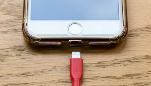 União Europeia quer que todos os smartphones tenham uma porta de carregamento padrão
