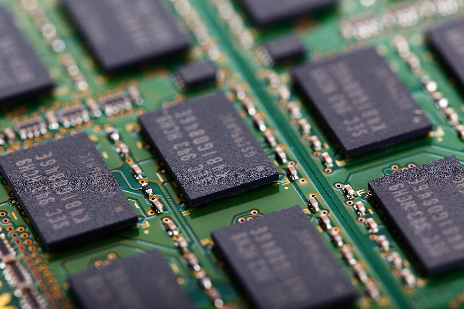 Baixa procura de DDR4 faz preço de memórias cair até 20%