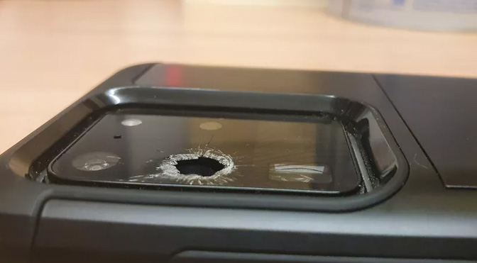 a-samsung-esta-sendo-processada-por-problemas-com-o-vidro-da-camera-da-serie-galaxy-s20