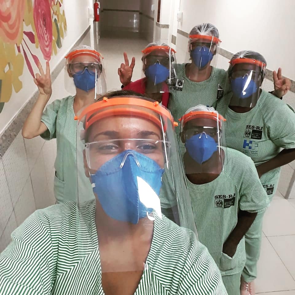 Professora usa impressora 3D para imprimir máscaras a serem usadas em hospital