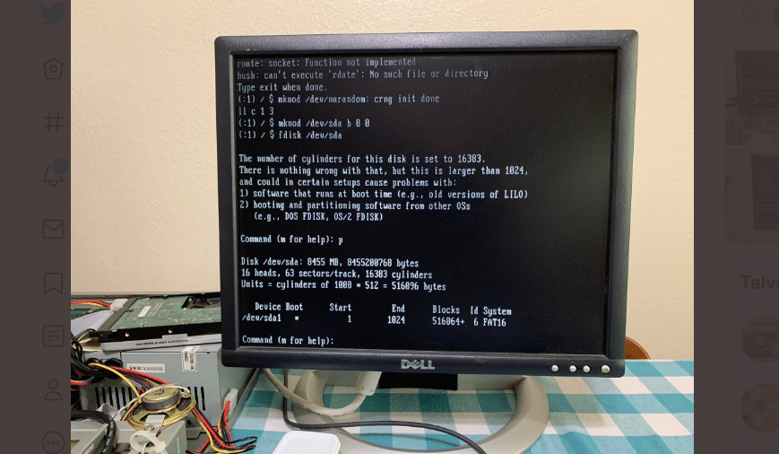 Redditor usa disquete para rodar kernel Linux 5.8 em um processador Intel de 32 anos