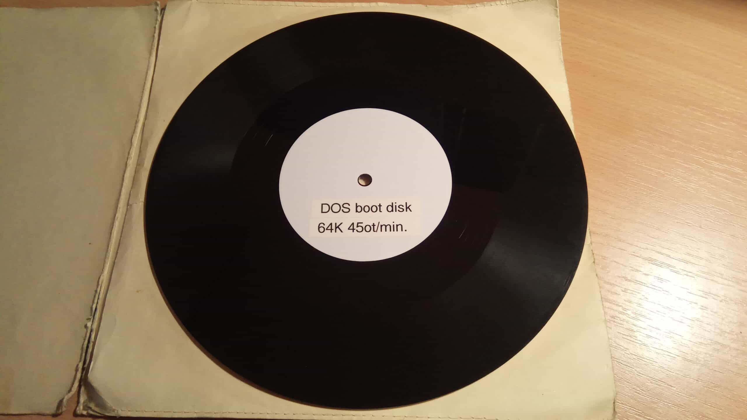 MS-DOS é inicializado a partir de um disco de vinil
