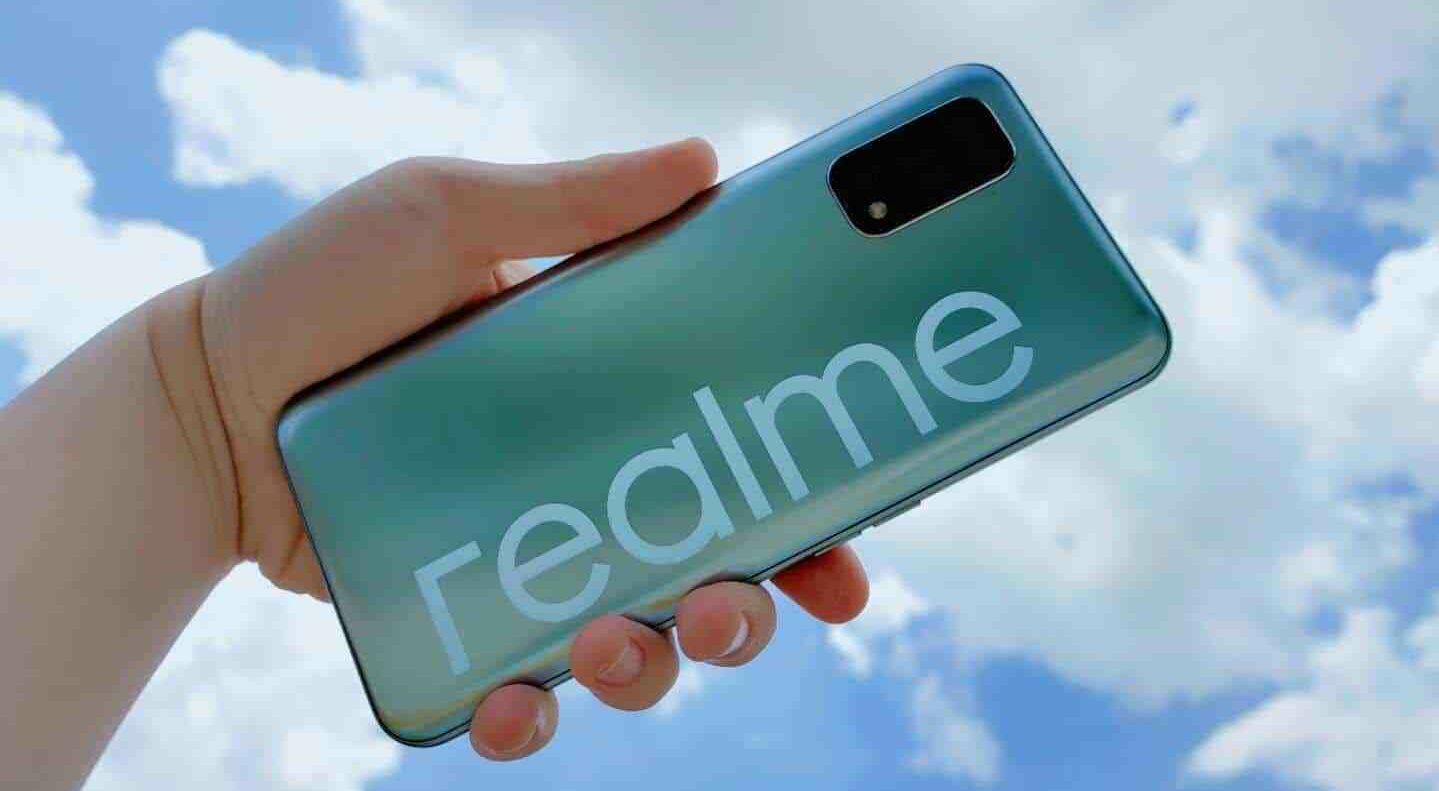 Junto com os recursos mencionados anteriormente, a Realme também anunciou que, no futuro, sua série numérica se concentrará em trazer novas inovações em câmeras para o mercado. Em uma interação com o Realme sobre esses novos recursos, também aprendemos que o recurso tilt-shift não se limitaria à câmera principal na série Realme 8. A empresa também revelou que os usuários serão capazes de aumentar / diminuir o zoom durante a gravação de vídeos tilt-shift e até mesmo aplicar filtros aos vídeos. Quando perguntamos por que a Realme escolheu o sensor ISOCELL HM2 de 108MP da Samsung em vez do sensor GN1 de 50MP se desejava fornecer melhores recursos de pouca luz, a empresa revelou que a demanda dos usuários pelo sensor de 108MP era maior. Portanto, ele escolheu ir com a contagem de megapixels mais alta e ajustou os recursos de pouca luz de acordo. Também perguntamos se a empresa tinha planos de continuar usando o mesmo sensor de 108 MP nos próximos dispositivos e ajustar seu desempenho como fez com o sensor de 64 MP no ano passado. Os representantes da empresa confirmaram que a Realme lançará mais dispositivos com o sensor ISOCELL HM2 de 108MP ou melhor este ano e introduzirá otimizações de software ao longo do caminho para melhorar ainda mais seu desempenho. Qual é a sua opinião sobre a decisão da Realme de focar em trazer inovações em câmeras com sua série numérica? Você acha que a próxima série Realme 8 será capaz de competir com a linha Redmi Note 10 com base apenas em suas capacidades de câmera? Compartilhe seus pensamentos na seção de comentários abaixo.