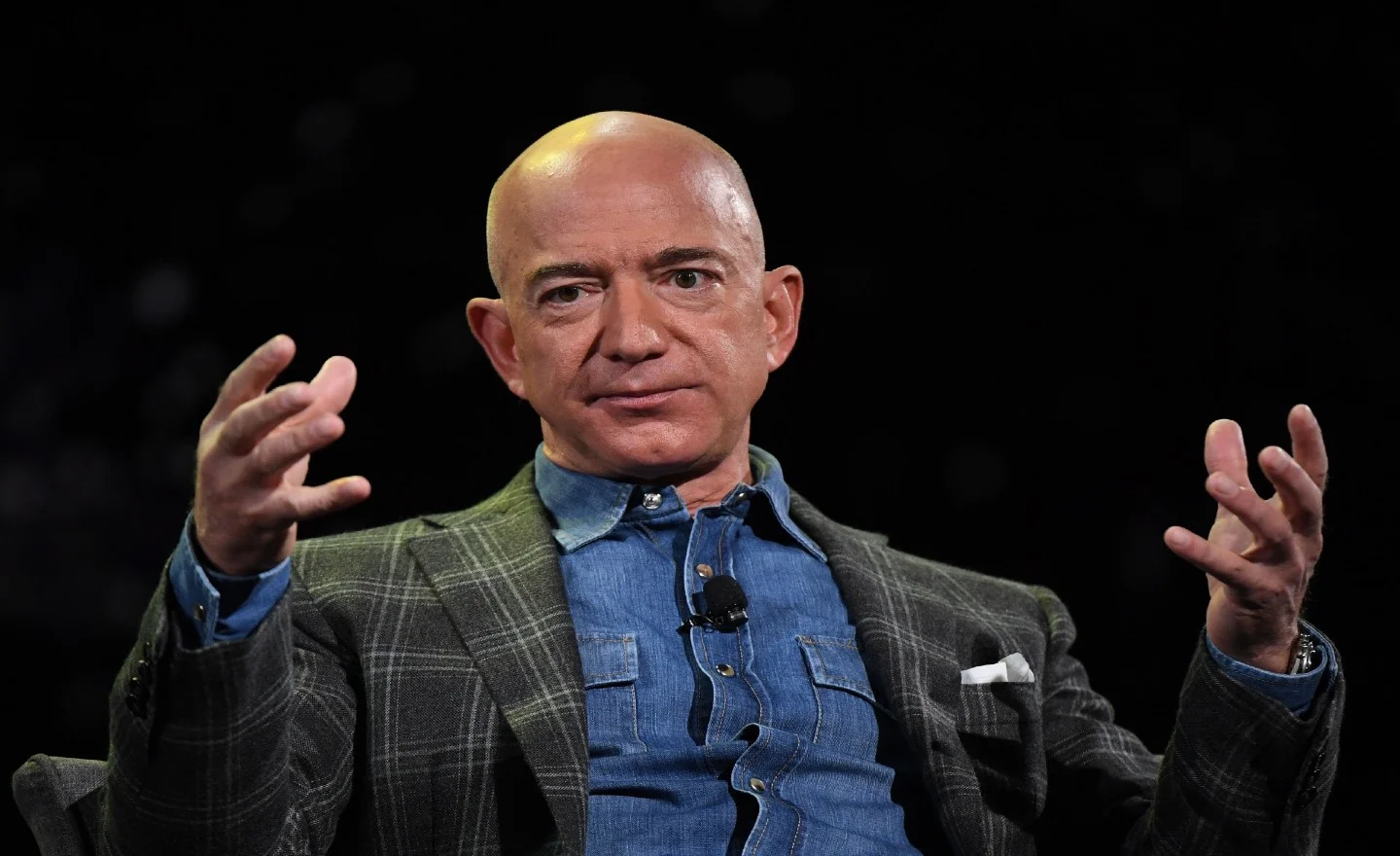 ex-ceo-da-amazon-vende-2-bilhoes-de-dolares-em-acoes-da-empresa