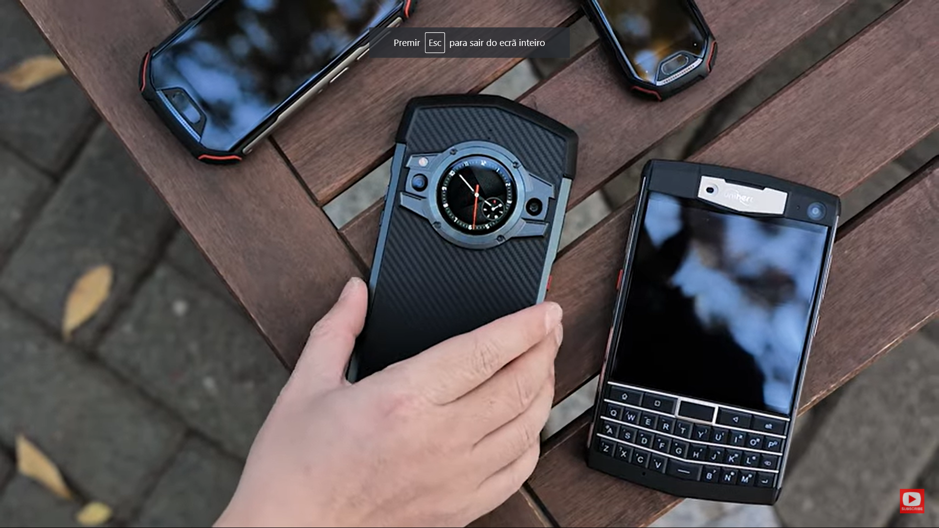 se-voce-acha-que-ja-viu-de-tudo-que-tal-um-smartphone-com-um-smartwatch-na-traseira