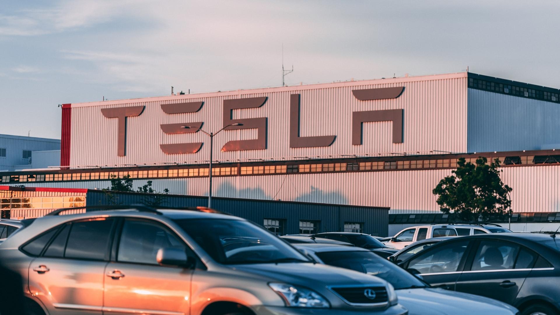 hacker-alemao-afirma-ter-encontrado-uma-maneira-de-hackear-os-carros-da-tesla