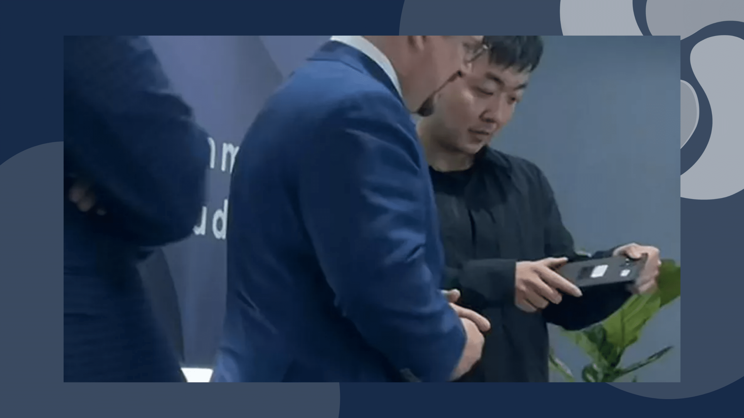 carl-pei-mostra-prototipo-de-smartphone-nothing-ao-ceo-da-qualcomm
