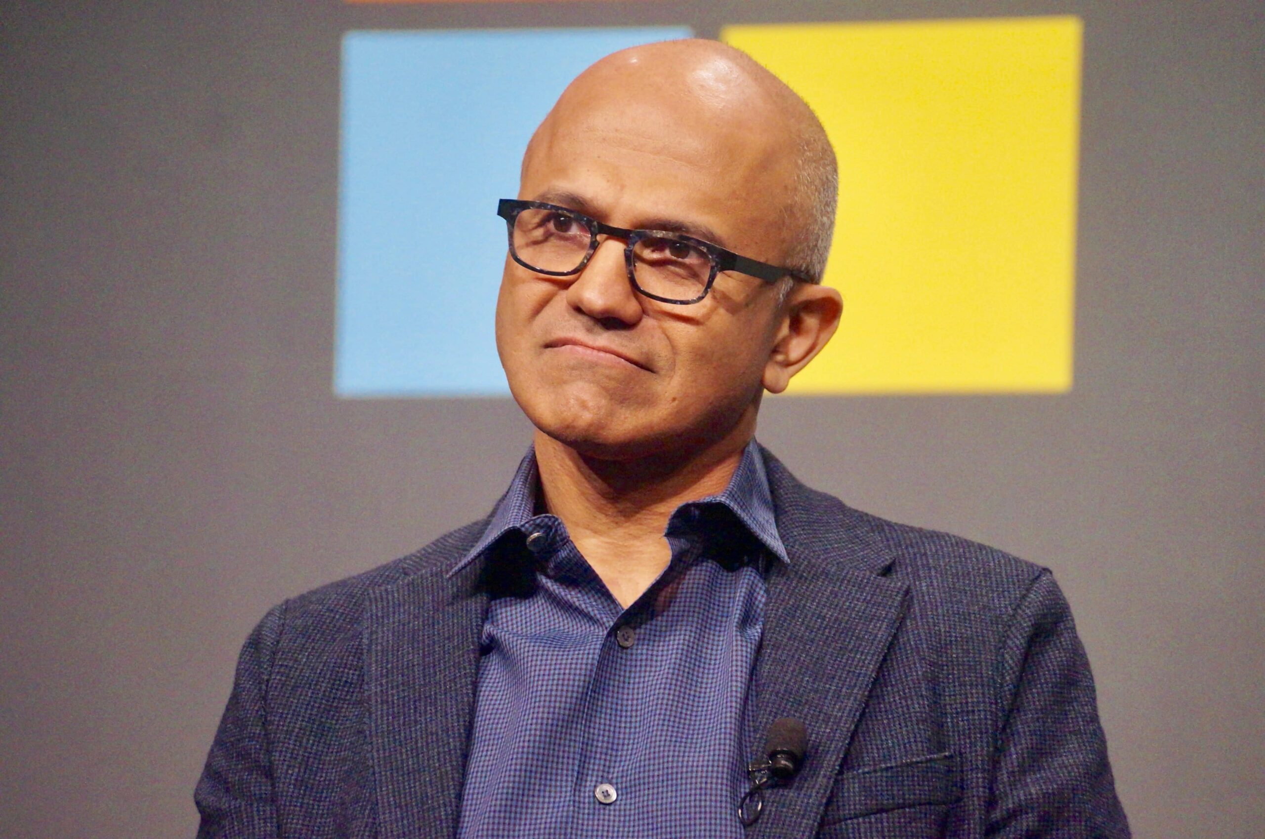 CEO da Microsoft alerta para importância do uso de computadores