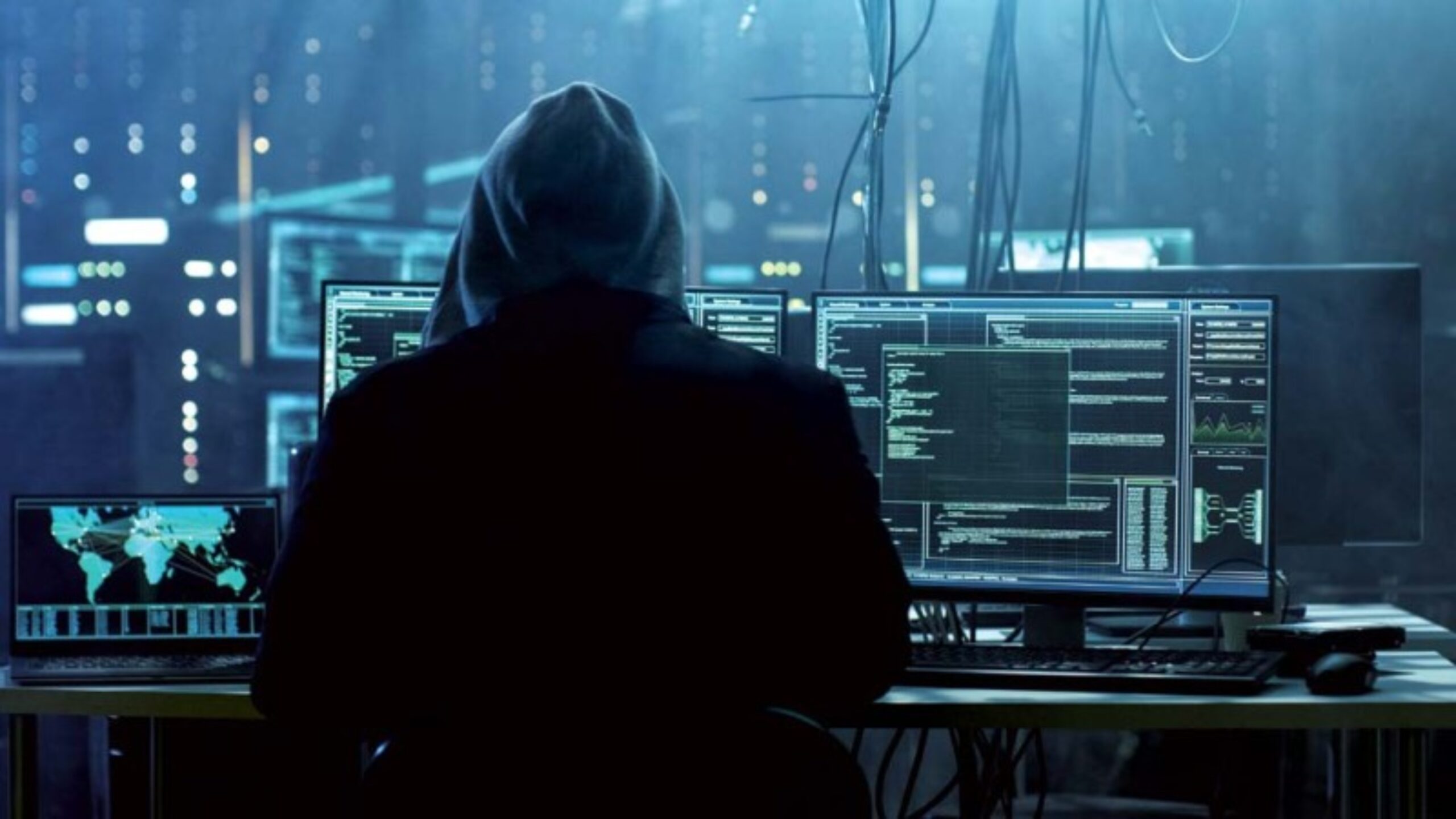 Imagem com homem de costas, simbolizando crime cibernético