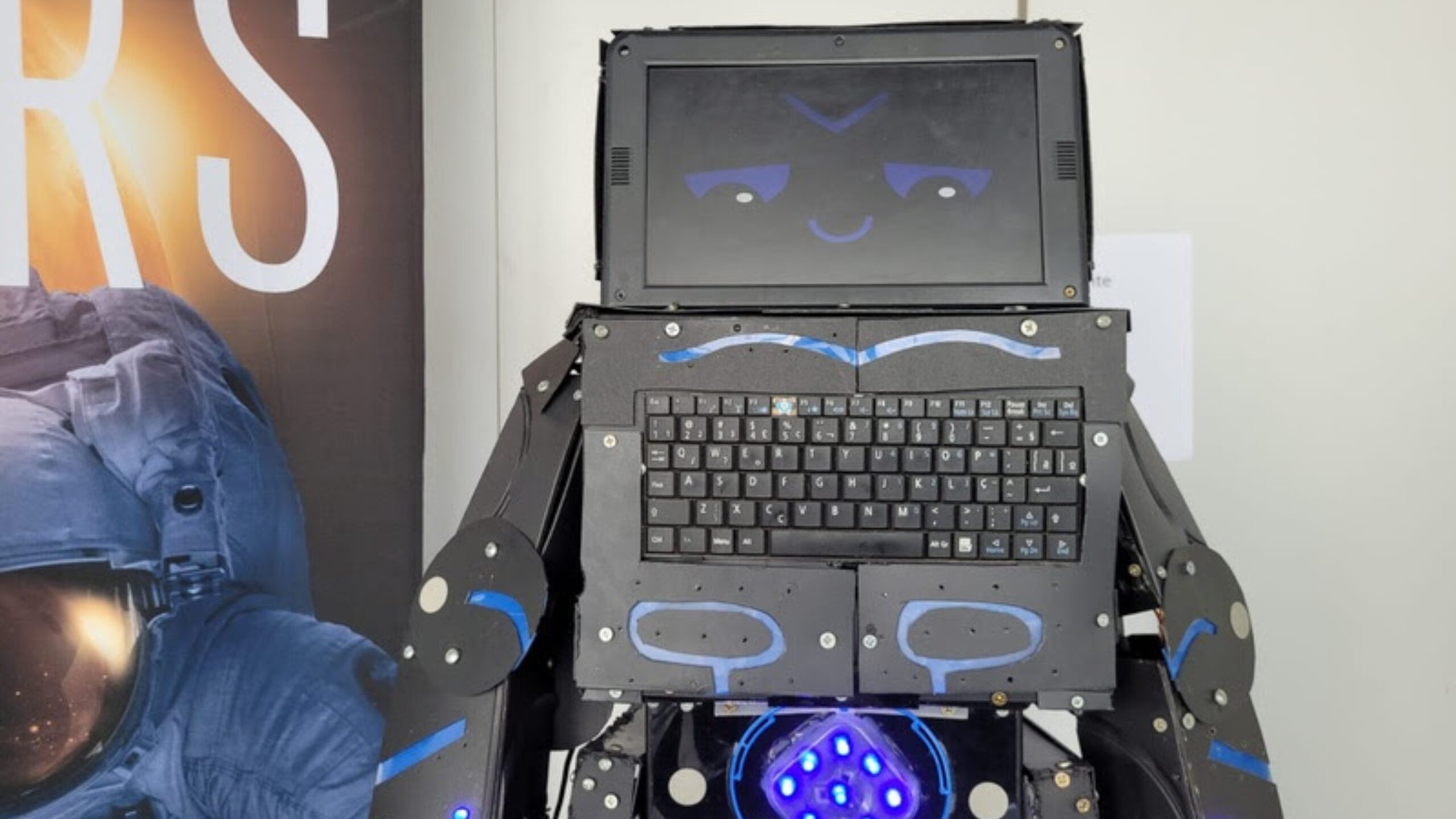 estudante-de-engenharia-cria-robo-para-ajudar-idosos-em-asilo
