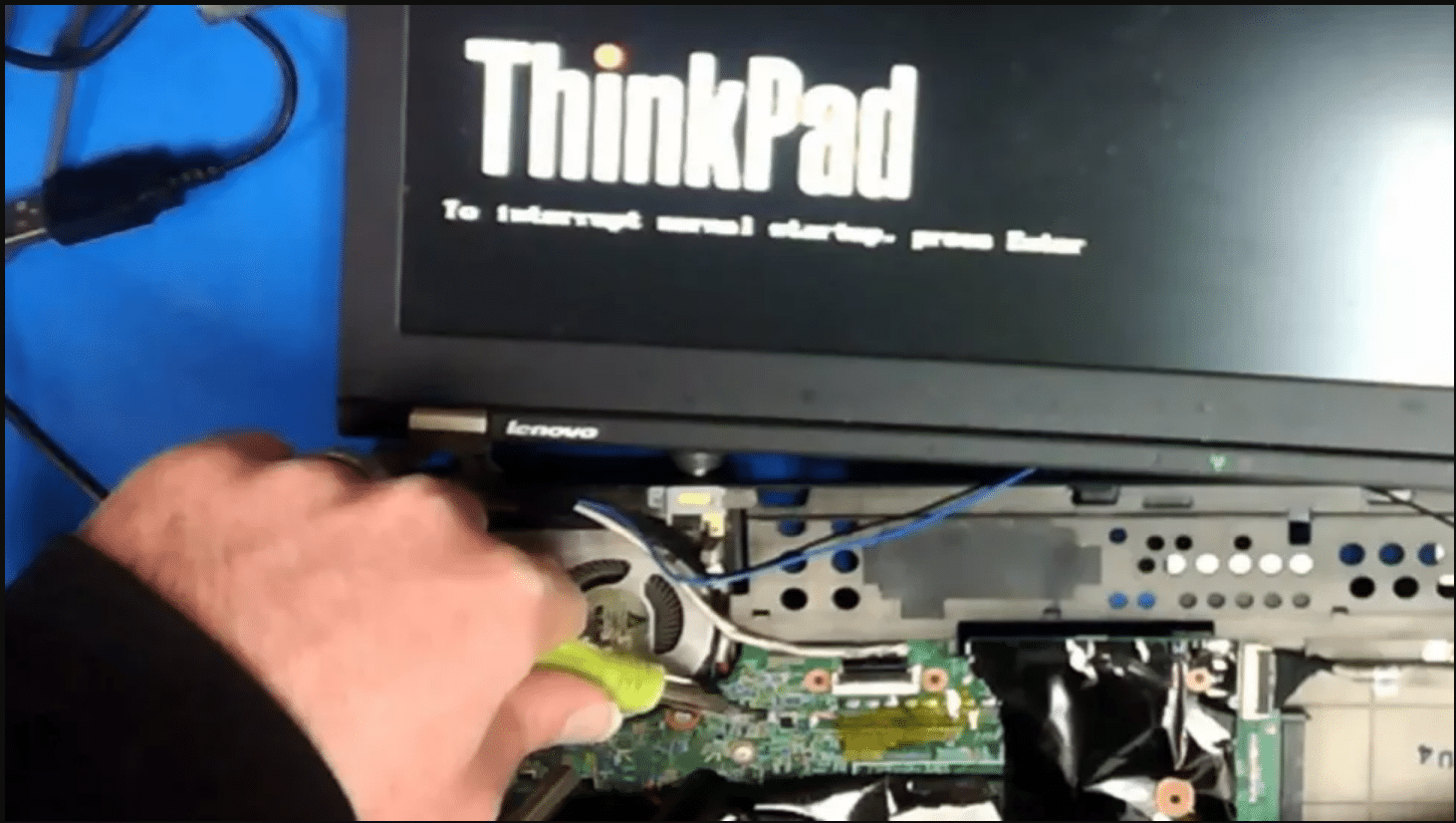 Especialista em segurança derruba senha do BIOS do laptop Lenovo com uma chave de fenda