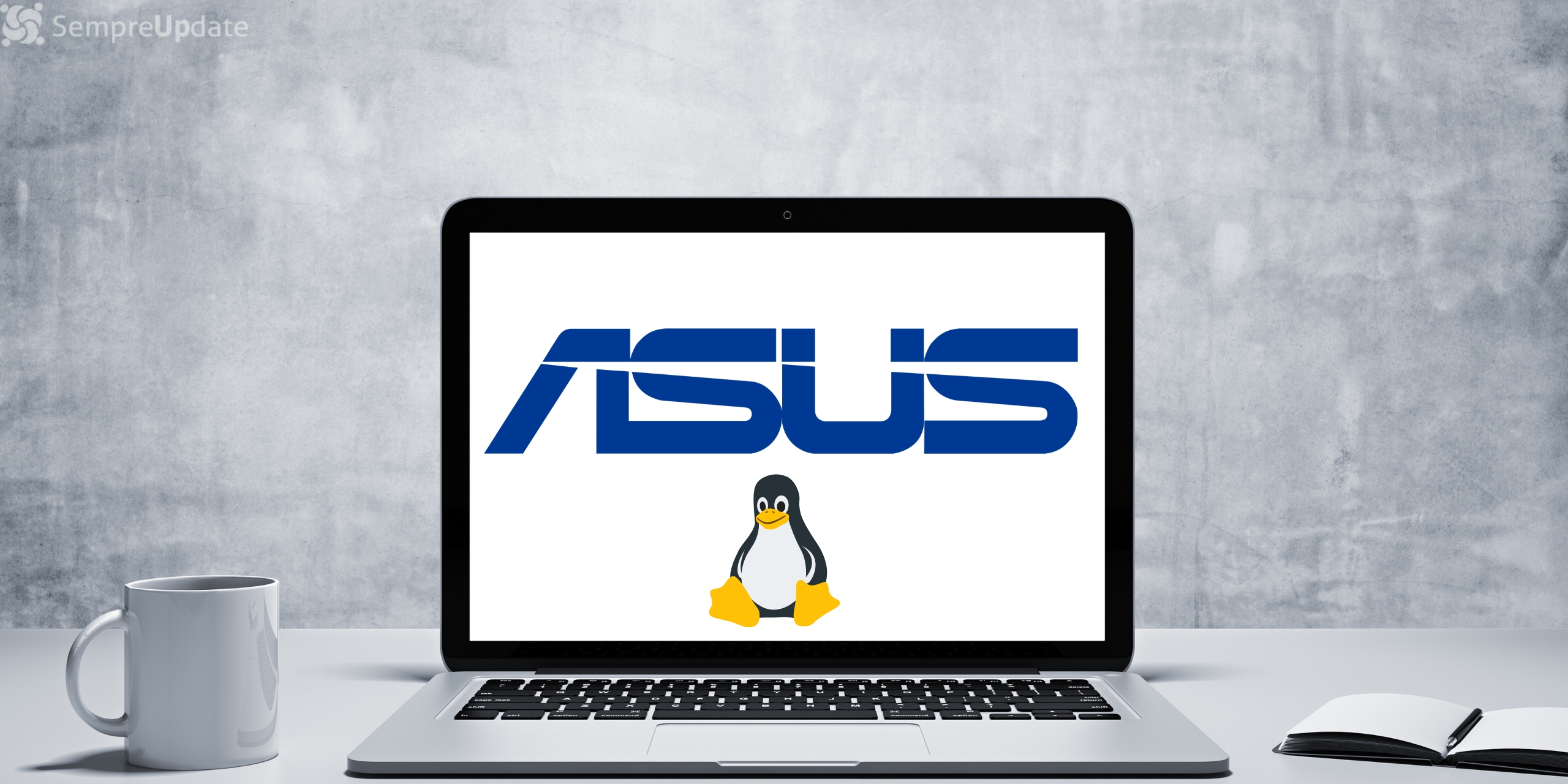 Notebook ASUS ligado e com a logo do Linux, o Tux ao centro.