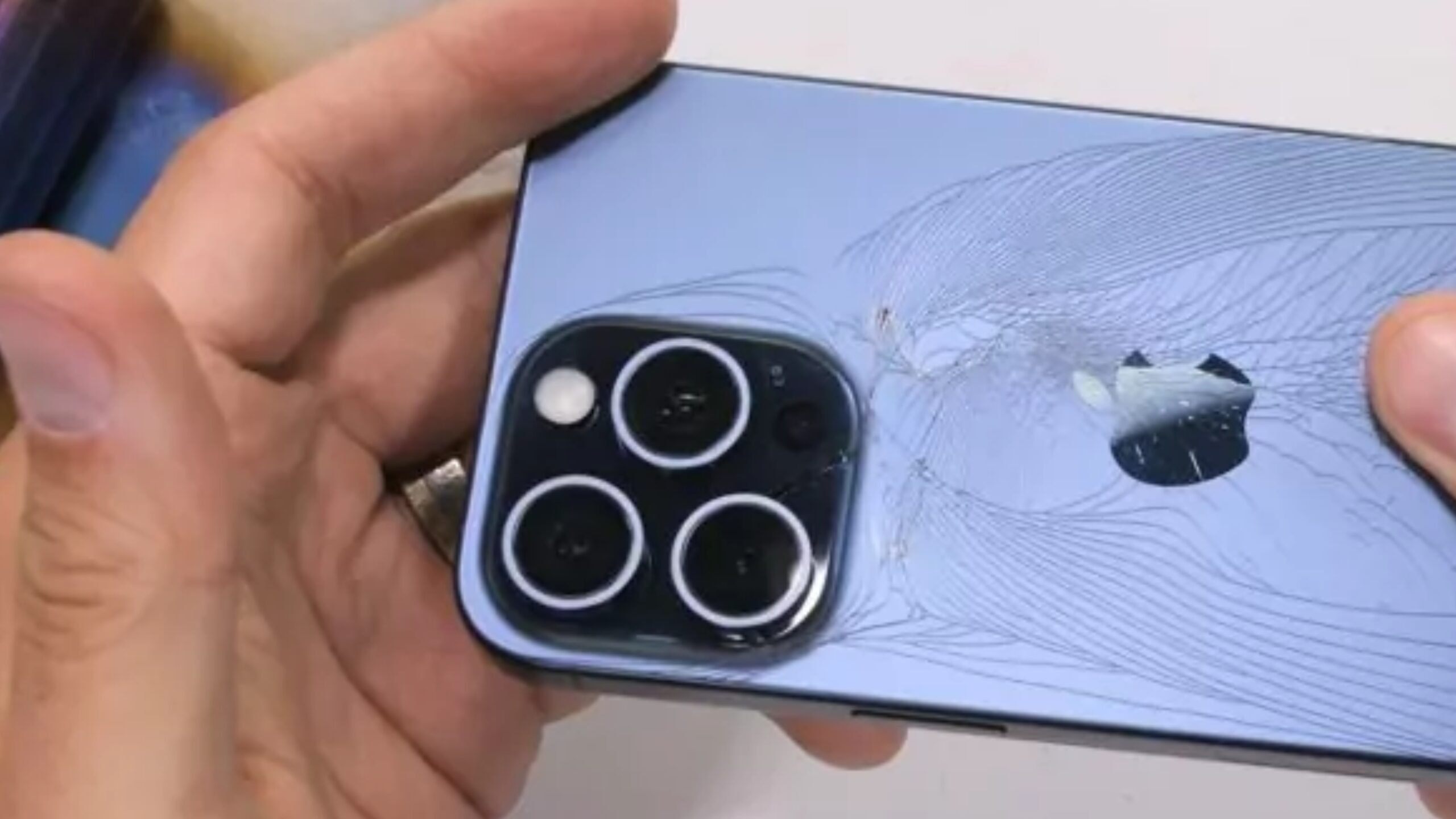 veja-os-primeiros-testes-de-durabilidade-do-iphone-15-pro