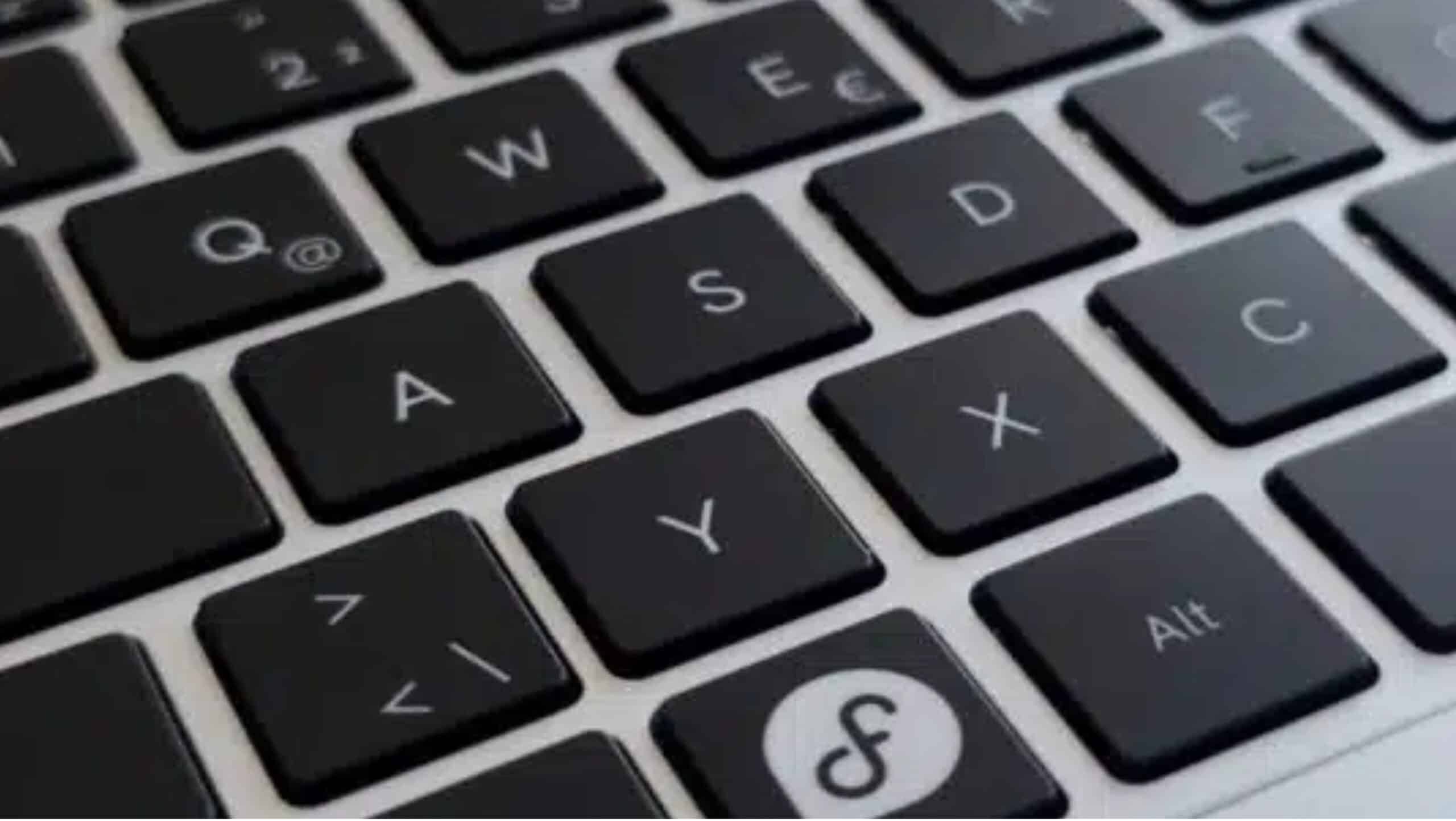 notebook com fedora linux scaled