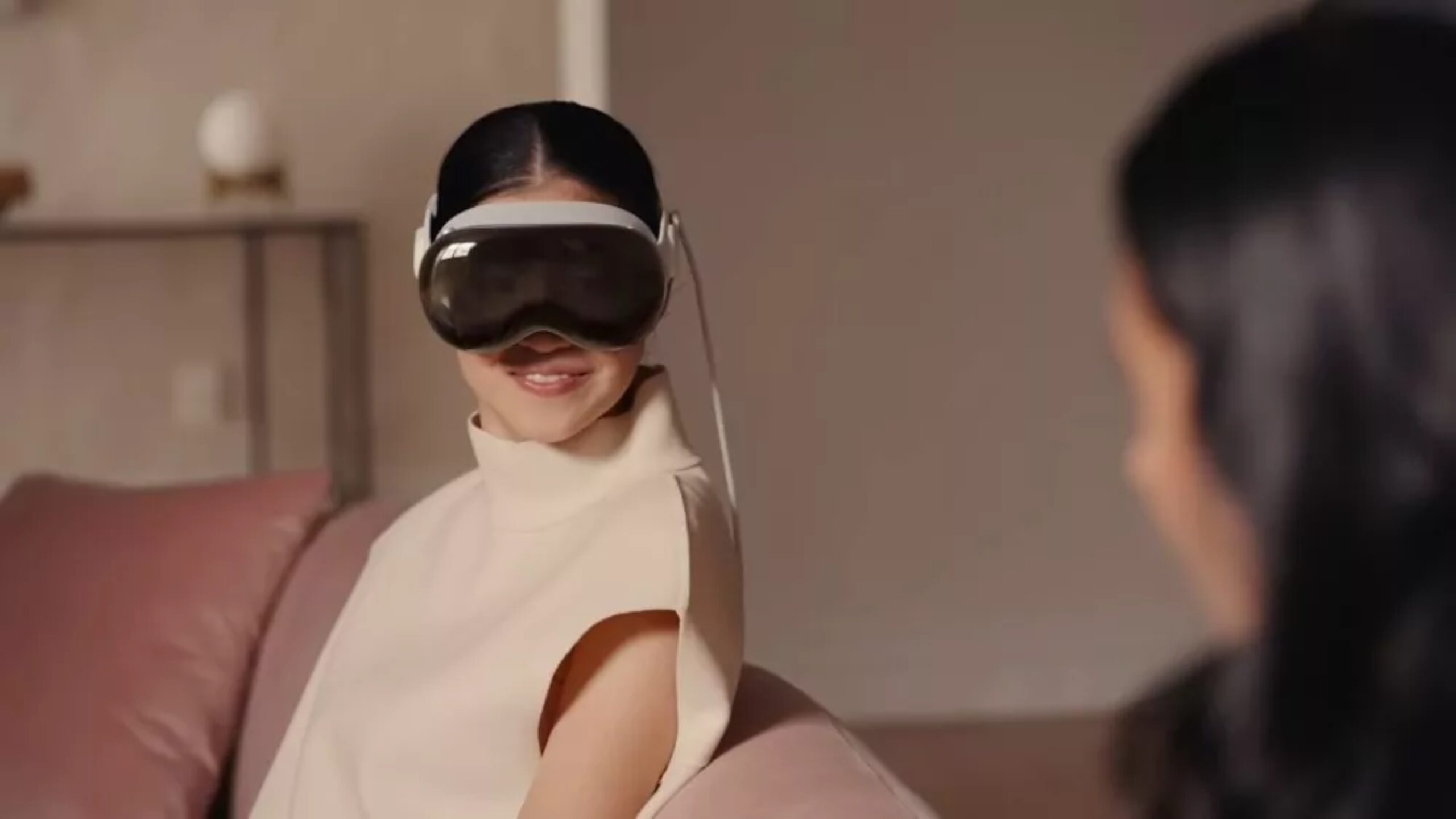 Imagem de mulher usando um Apple Vision Pro
