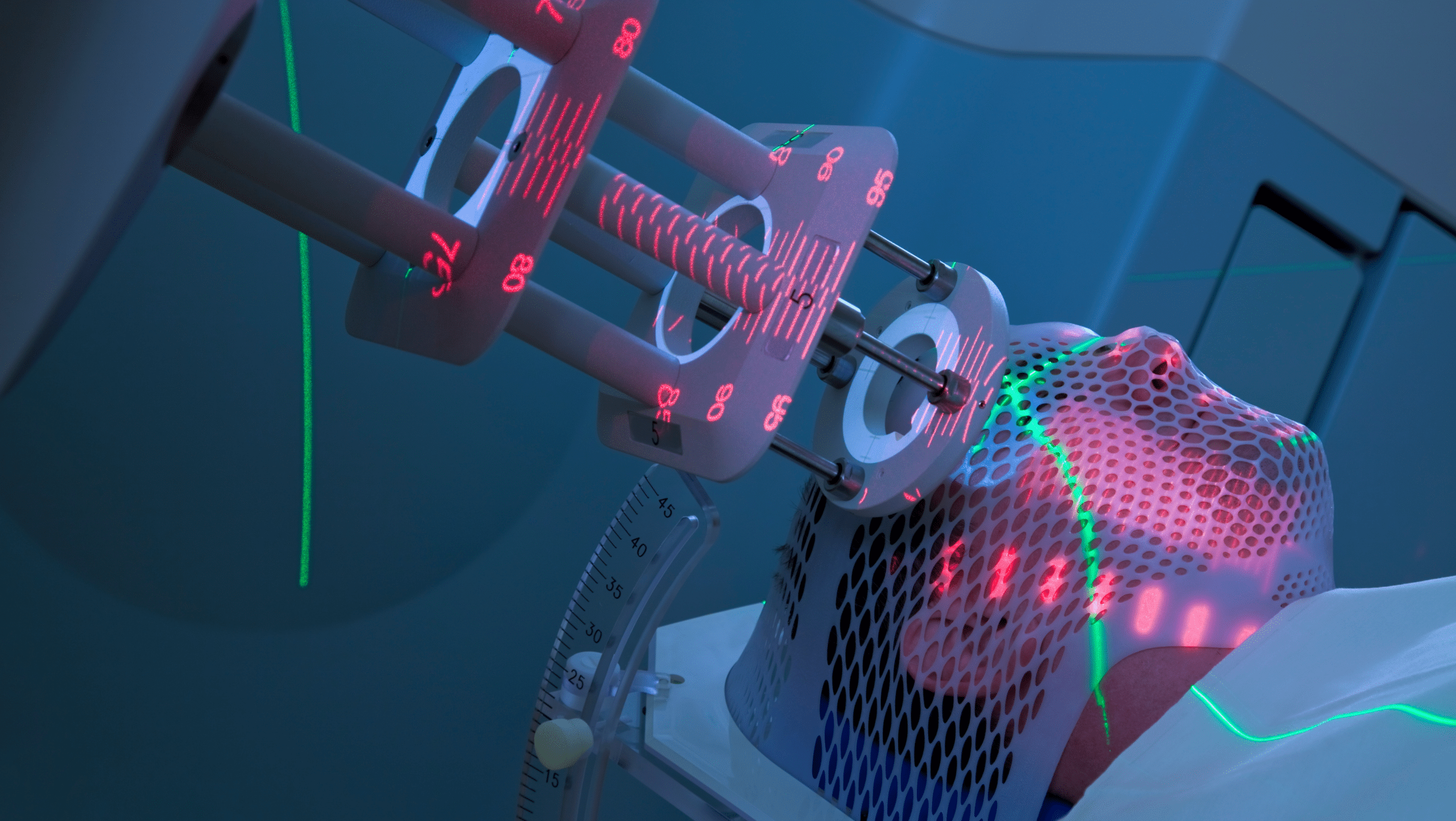 paciente deitado numa maca passando por um exame de imagem para tratamento de cancer usando as melhores tecnologia