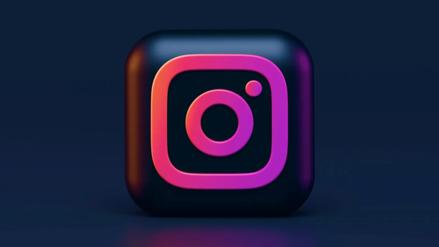 Redes sociais atraem "money mules", colocando usuários em risco de prisão e bloqueio bancário 1 Imagem com a logomarca do Instagram com fundo preto