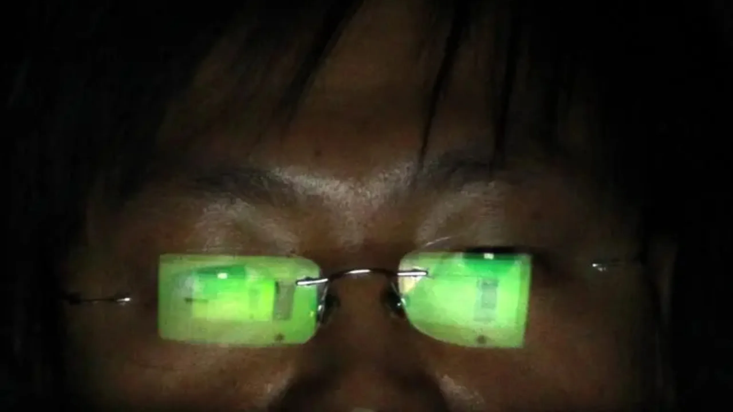 Grupo APT Daggerfly foi flagrado usando versão atualizada do backdoor do Macma macOS 2 Imagem de homem com óculos refletindo a tela do computador