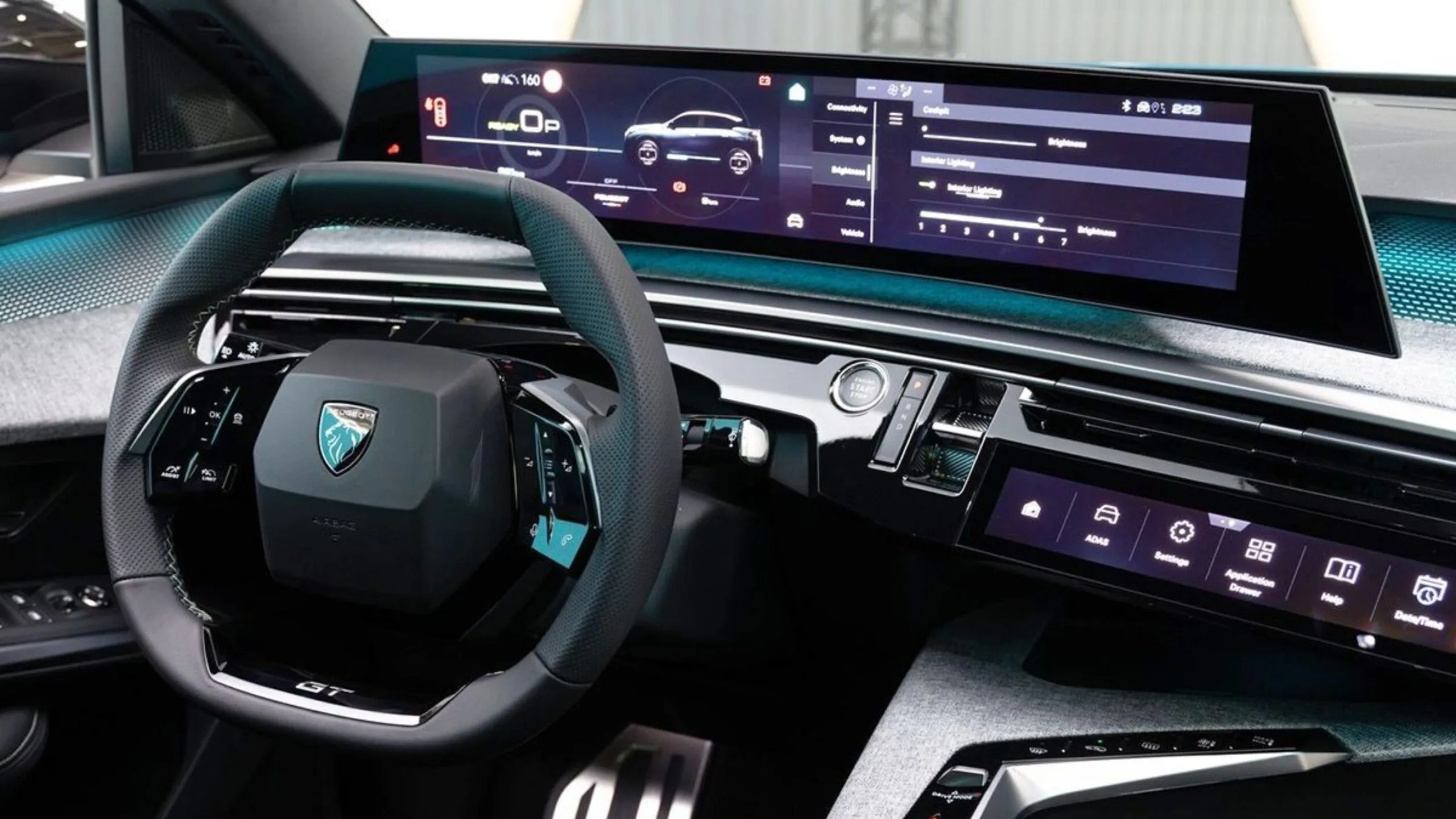 Imagem da parte interna de um carro Peugeot