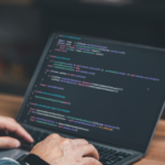 Explore o x64dbg, um debugger open-source para Windows, perfeito para análise de malware e engenharia reversa. Personalizável, rico em recursos e disponível gratuitamente no GitHub.