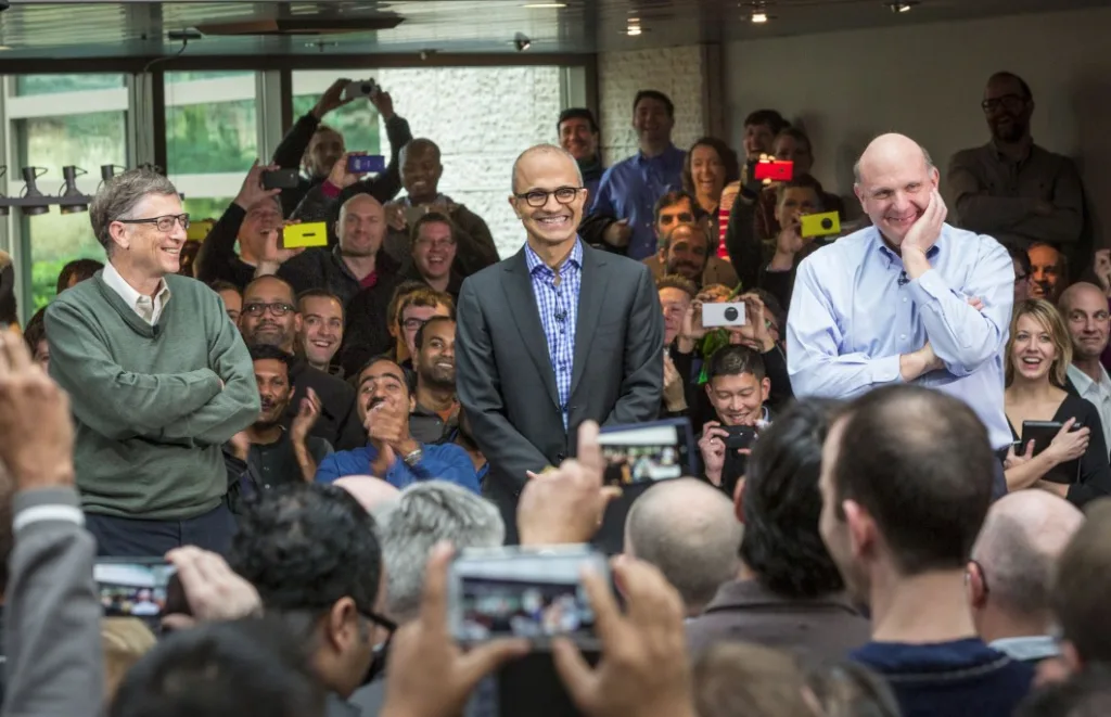 Da esquerda para a direita: Bill Gates, Seve Ballmer e Satya Nadella no primeiro dia de Nadella como CEO da Microsoft