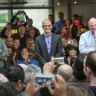 Da esquerda para a direita: Bill Gates, Seve Ballmer e Satya Nadella no primeiro dia de Nadella como CEO da Microsoft