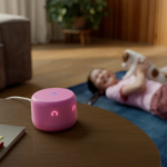 Yandex lança Station Light 2 e transforma Alice com tecnologia emocional, permitindo expressões através de voz e display LED. A nova versão oferece som potente, conectividade Bluetooth e uma interação mais humanizada.