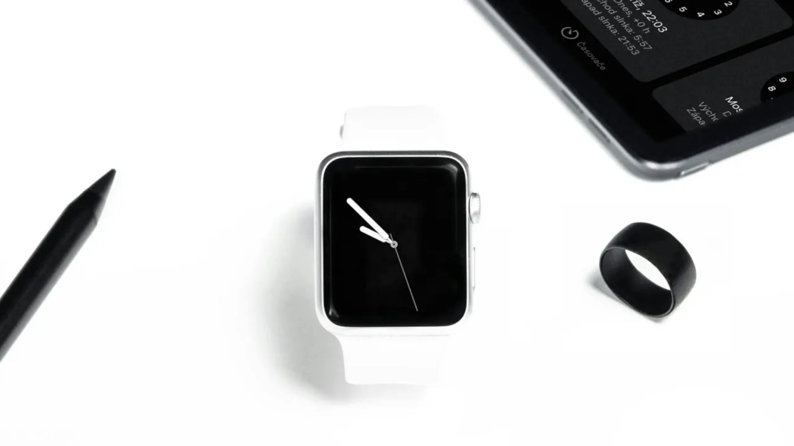 Apple patenteia mais um anel inteligente 2 Imagem com dispositivos Apple com relógio no centro