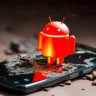 Imagem com o Android vermelho destruindo a tela de um smartphone