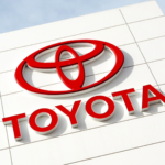 Imagem com a logomarca da Toyota
