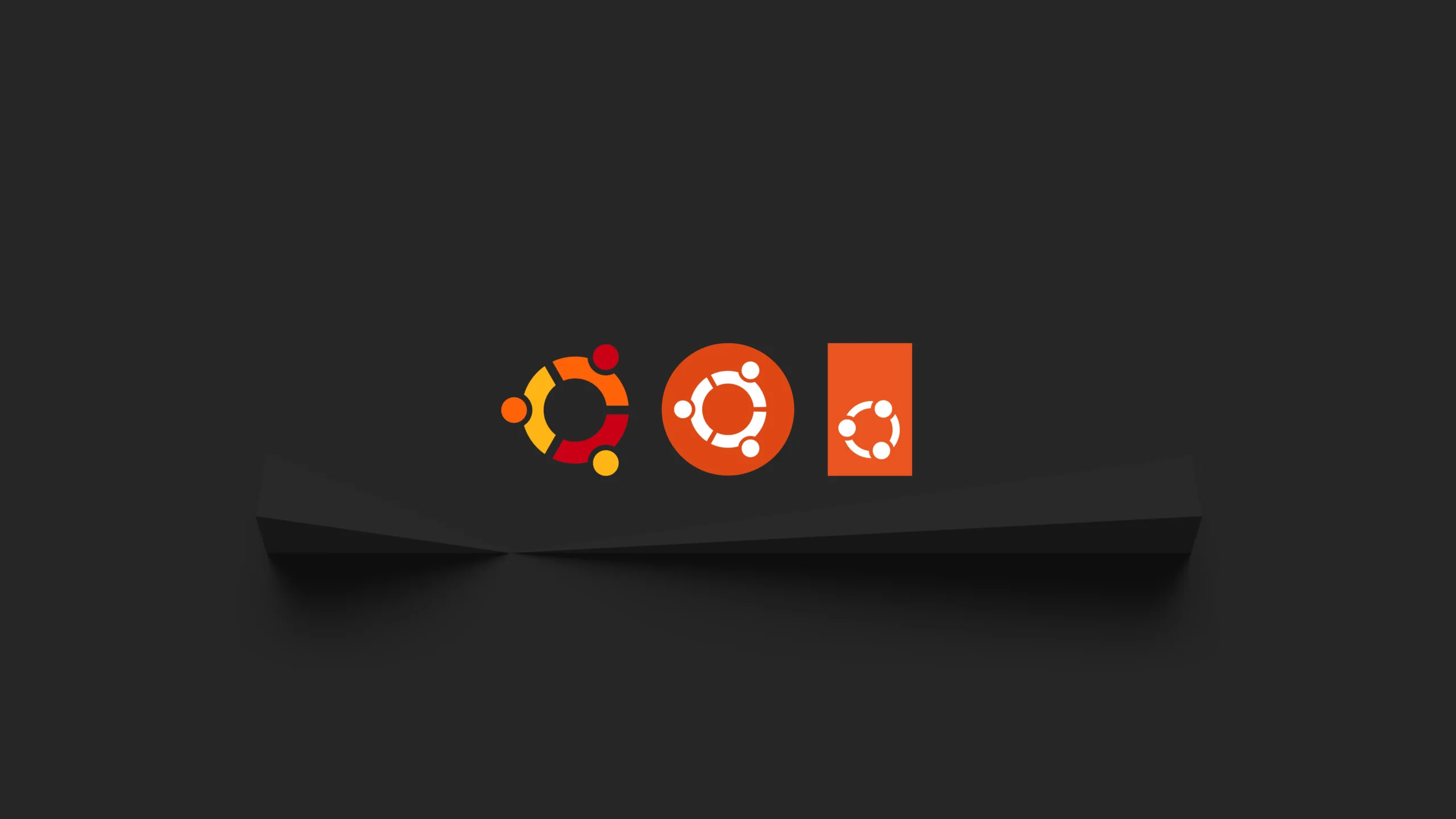 Wallpaper mostrando a evolução do logotipo do Ubuntu ao longo dos anos, em um fundo preto com três versões do logotipo em diferentes cores.