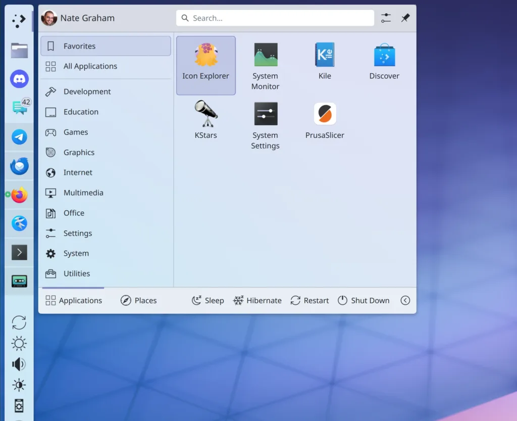 Captura de tela do menu Kickoff no KDE Plasma 6.2, mostrando as categorias de aplicativos com ícones simbólicos e monocromáticos e opções de desligamento na parte inferior.