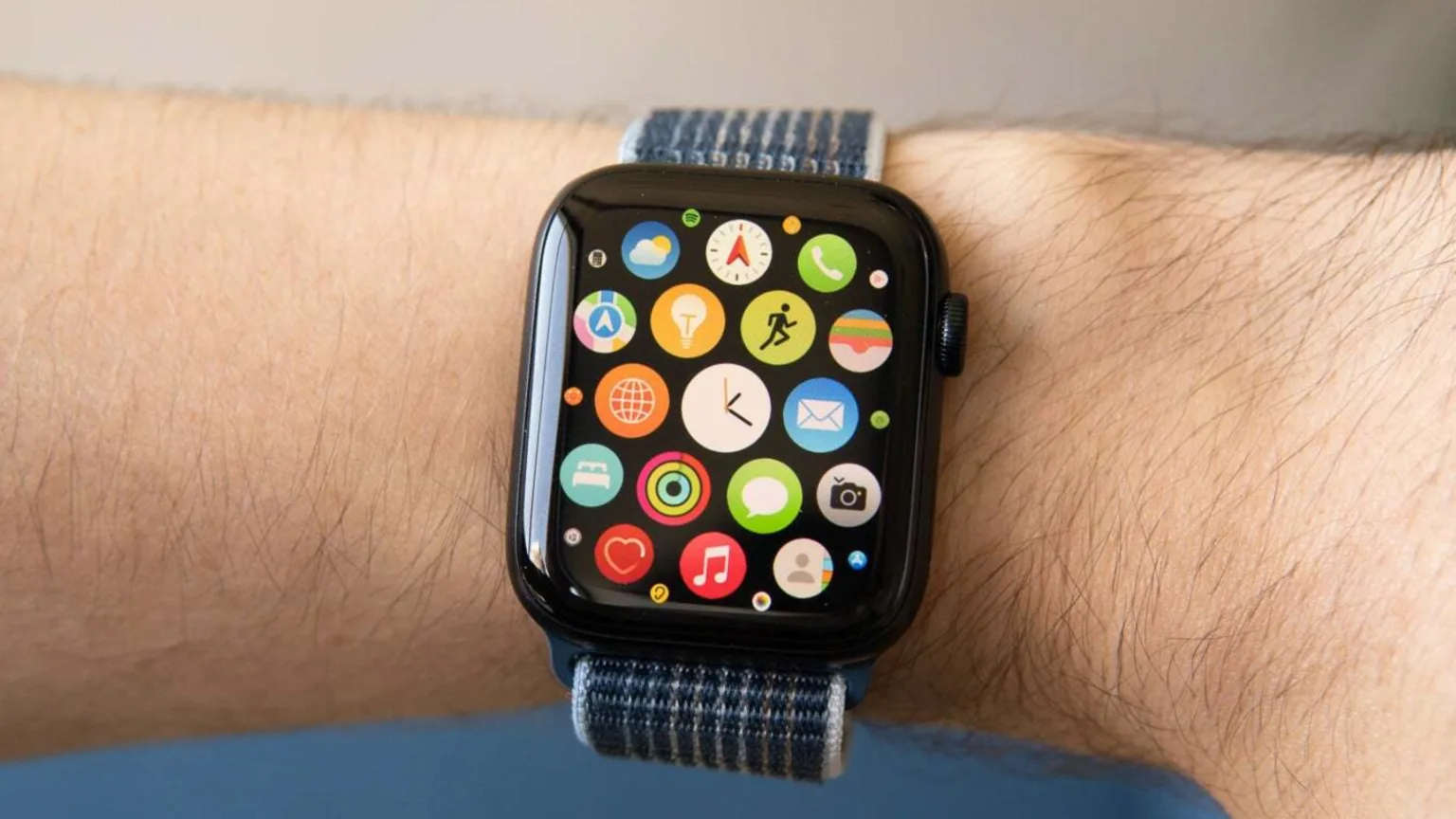 Apple pode estar desenvolvendo um Apple Watch de plástico para crianças 1 Imagem de relógio em braço