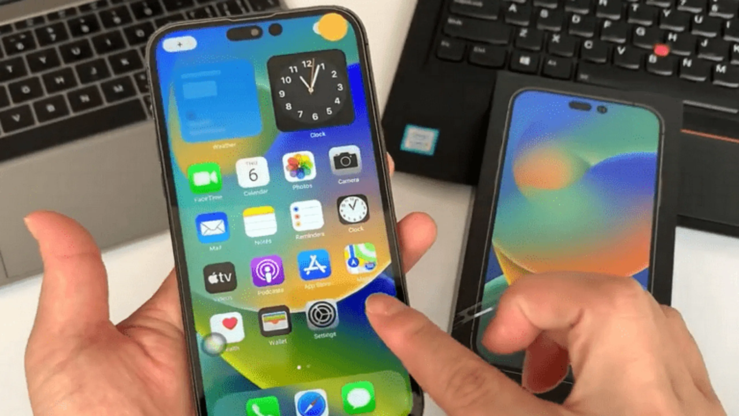 Apple mudará a tela de todos os modelos de iPhone para OLED 2 Imagem com iPhone