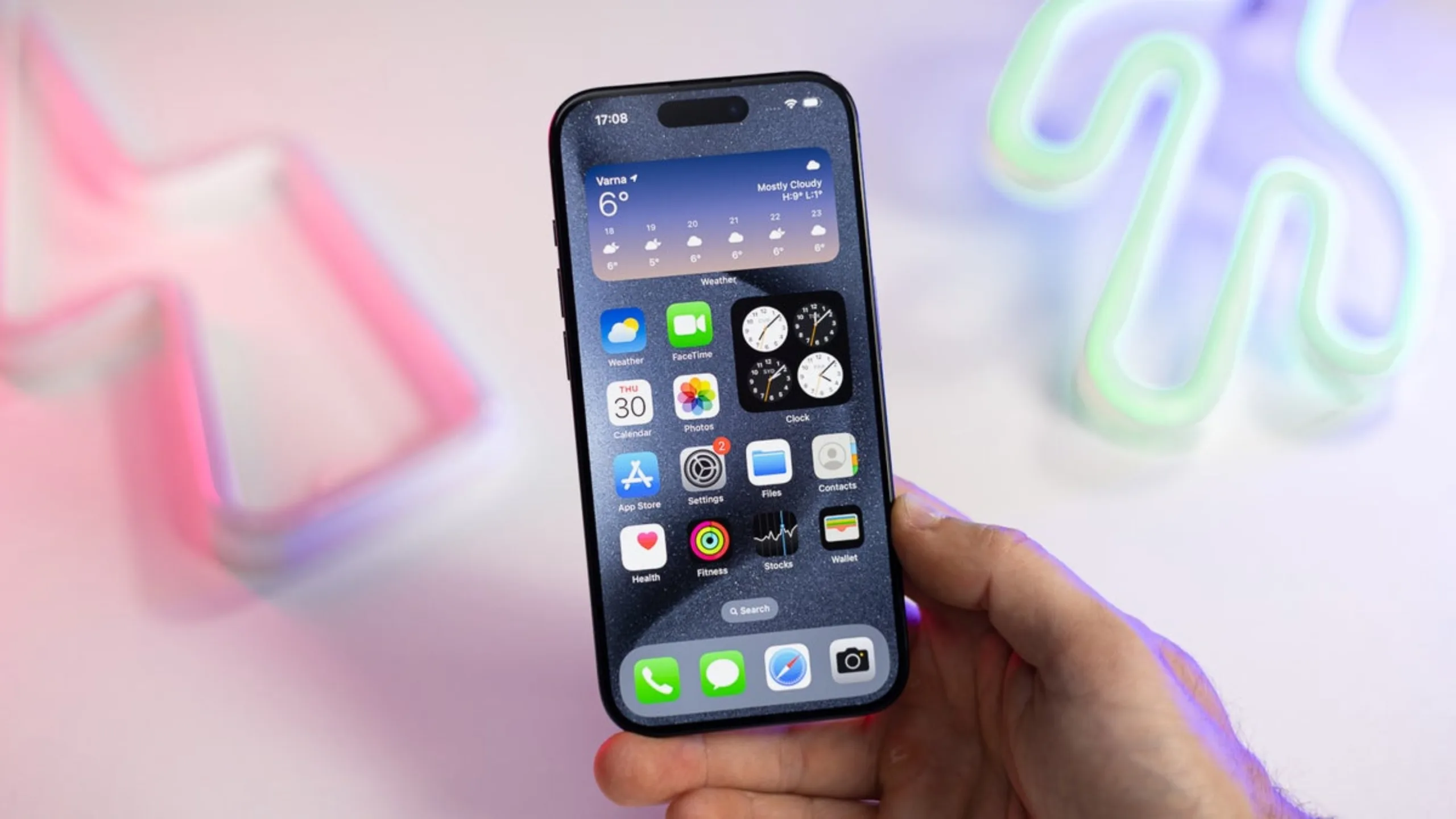 Ciclos de atualização do iPhone diminuem, impulsionados por opções de financiamento 2 Imagem com o iPhone Pro