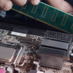 Instalação de memória RAM em uma placa-mãe, representando o gerenciamento de memória em sistemas Linux