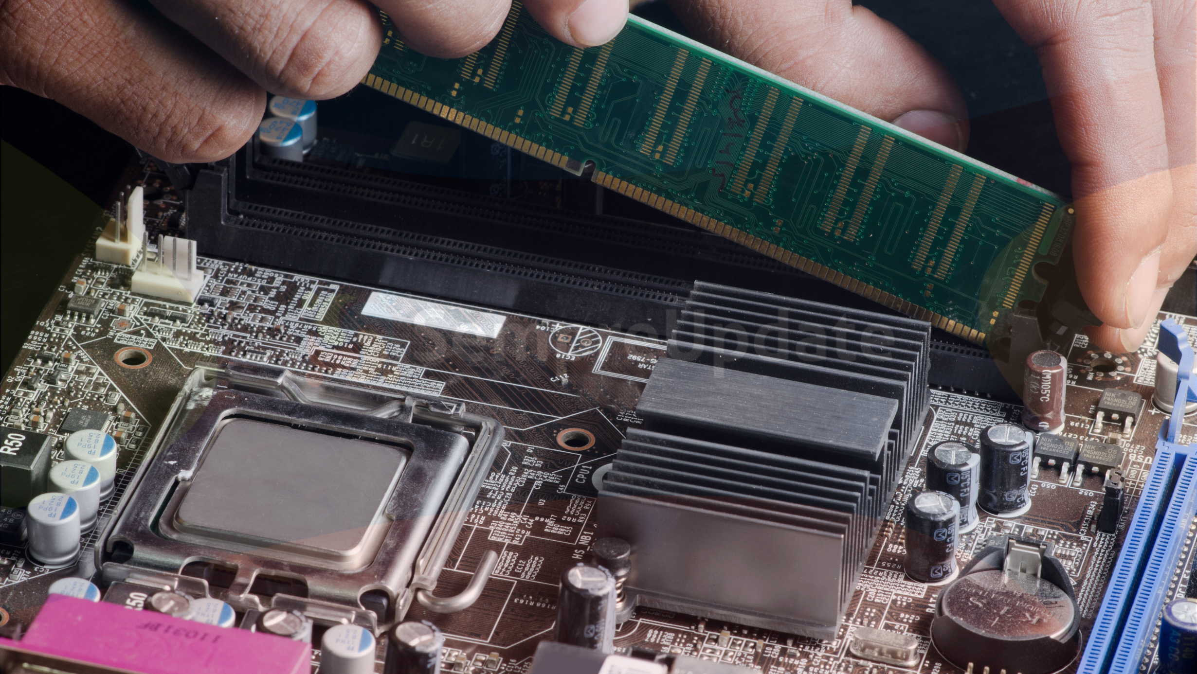 Instalação de memória RAM em uma placa-mãe, representando o gerenciamento de memória em sistemas Linux