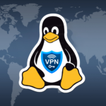Configuração de VPN no Linux usando OpenVPN com a mascote Tux representando a segurança da VPN no mapa mundial