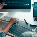 Desenvolvedores ajustando configurações de boot no Linux em ambiente de programação.