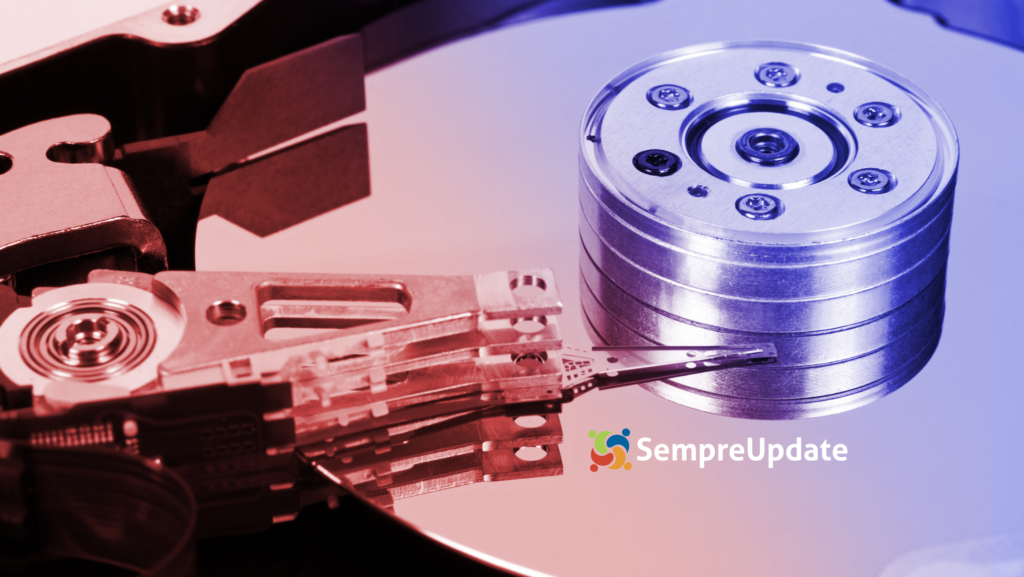 Imagem de um disco rígido com componentes mecânicos expostos, representando o gerenciamento de discos e partições LVM no Linux. Logo do SempreUpdate visível na imagem.