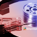 Imagem de um disco rígido com componentes mecânicos expostos, representando o gerenciamento de discos e partições LVM no Linux. Logo do SempreUpdate visível na imagem.