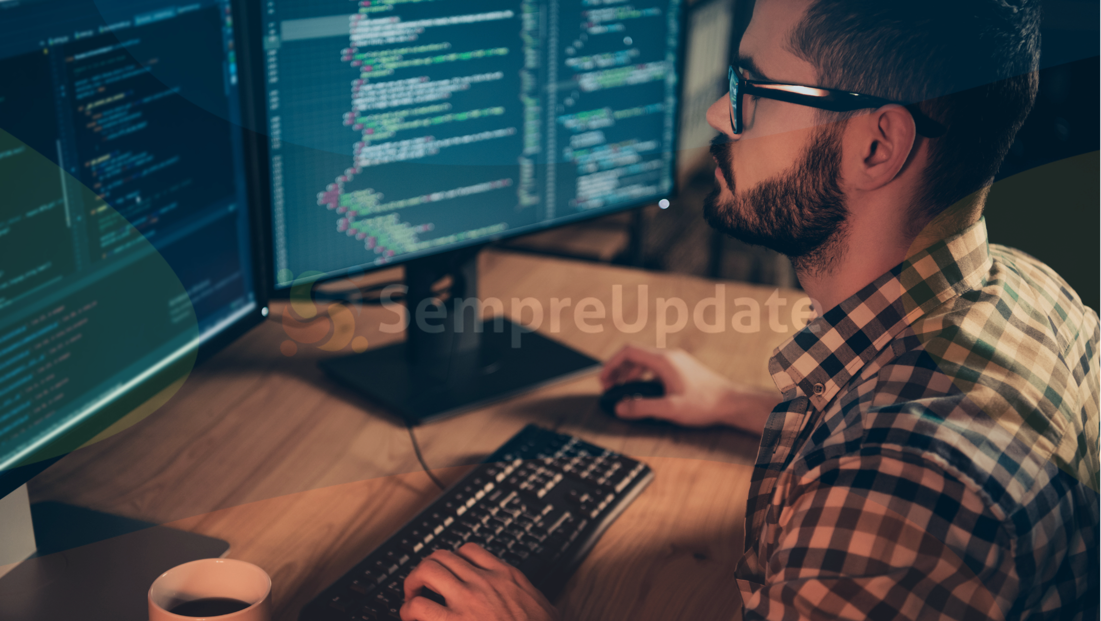 Desenvolvedor trabalhando em código de programação em dois monitores, ilustrando sincronização de processos em sistemas multiprocessados no Linux