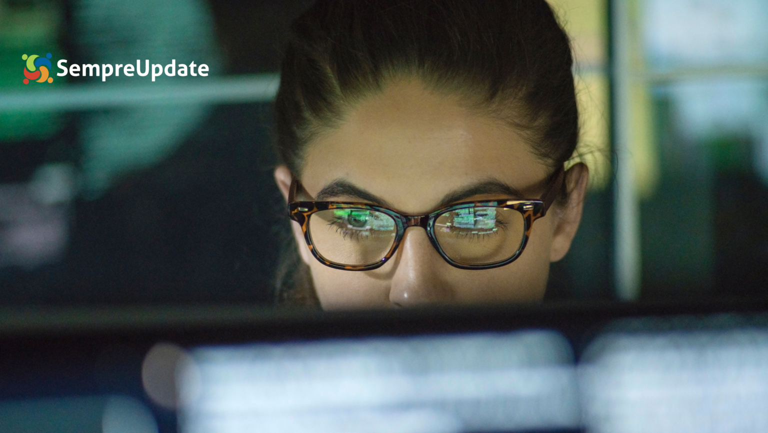 Ferramentas de monitoramento de sistema no Linux: htop, iftop, e mais 1 Desenvolvedora utilizando ferramentas de monitoramento de sistema no Linux, como htop e iftop, enquanto acompanha o desempenho de seu sistema em tempo real.