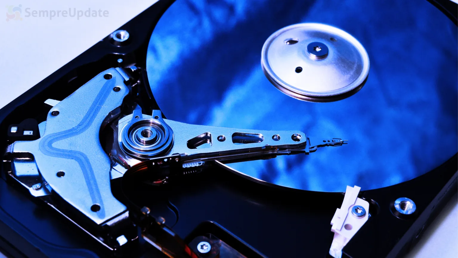 IBM avança com dicas de Extsize no EXT4, melhorando gravações de dados seguras 1 Imagem de um disco rígido aberto, é exibido a agulha de escrita de dados escrevendo informações no disco rígido