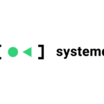 Logotipo do systemd, exibindo um círculo e um triângulo verde com colchetes pretos, ao lado da palavra 'systemd' em texto preto.