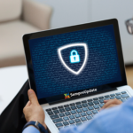 Imagem de destaque para o artigo 'Como proteger sua privacidade no Linux: melhores práticas'. A imagem mostra uma pessoa usando um laptop com um ícone de cadeado e escudo na tela, representando segurança e proteção de dados.